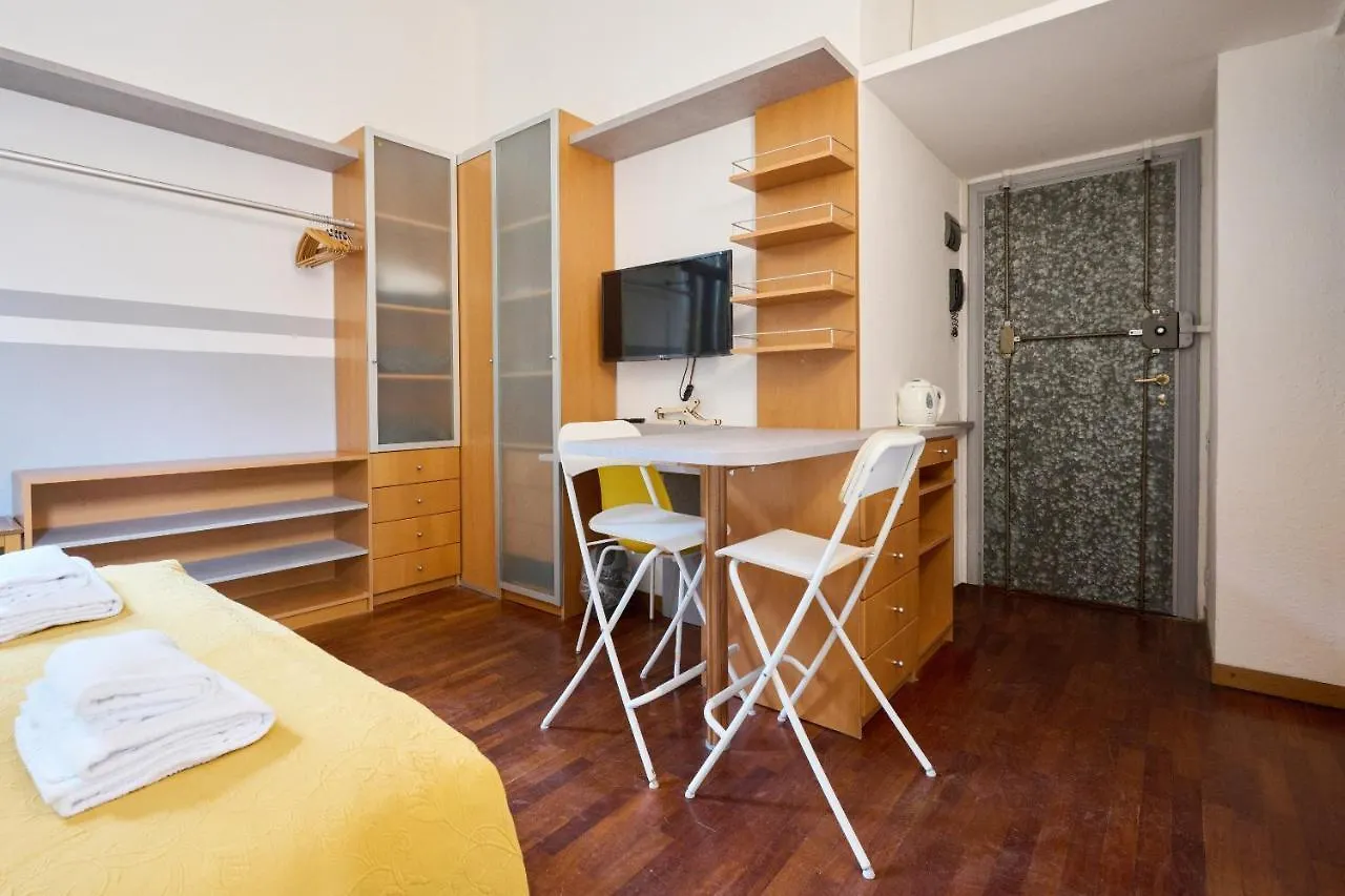 Artist Nadia'S Apartment In Porta Vercellina Milano